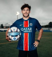 名称:Gasly F1 英国大奖赛定制头盔:巴黎圣日耳曼
