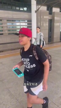 威姆斯带儿子坐高铁:我说中国高铁比其他国家快他还不信
