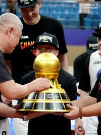新王登基!中国香港金牛捧起队史首个冠军奖杯🏆