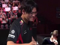 Bang看Gumayusi赛后动作:他这样做了之后大家都会期待这个环节了