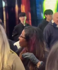Faker受孙兴慜之邀前往热刺主场包厢观赛,Faker手提多件热刺队服