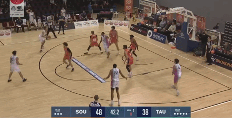 怀伊在半场结束前打出一波9-0的高潮 目前以43-48仅落后鲨鱼队5分