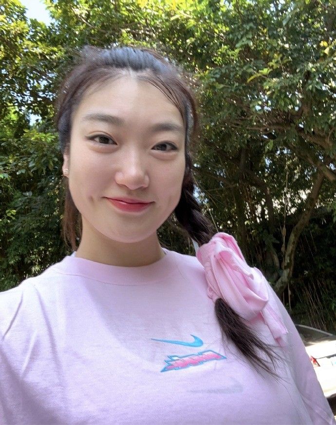 😊李梦晒和队友合照:叽叽喳喳 吵吵闹闹 快快乐乐