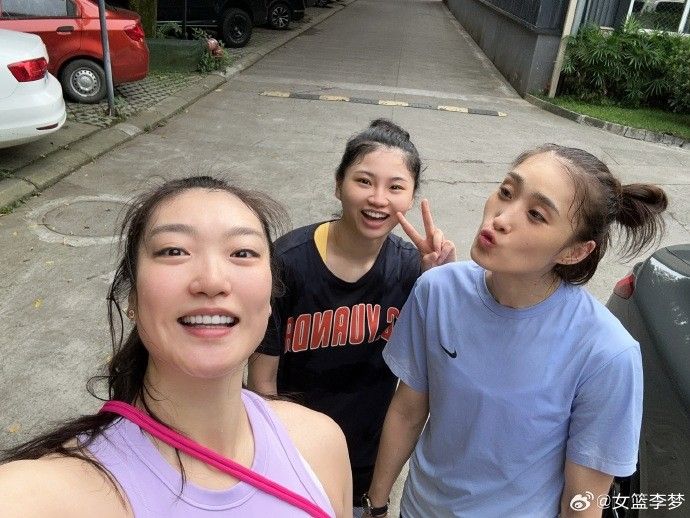😊李梦晒和队友合照:叽叽喳喳 吵吵闹闹 快快乐乐