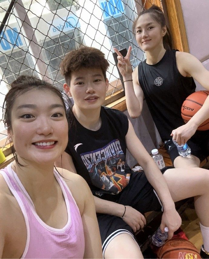 😊李梦晒和队友合照:叽叽喳喳 吵吵闹闹 快快乐乐