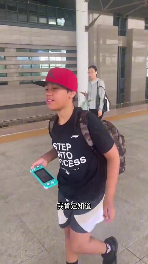 威姆斯带儿子坐高铁：我说中国高铁比其他国家快他还不信