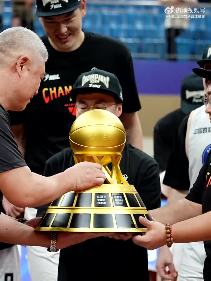 新王登基!中国香港金牛捧起队史首个冠军奖杯🏆