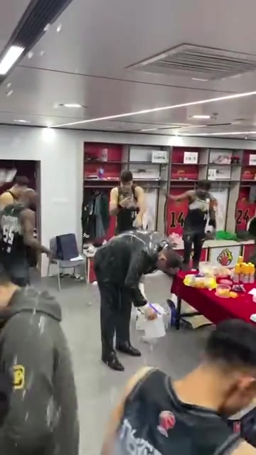 赛季首胜!吉林队员在更衣室里向钟诚指导泼水庆祝!