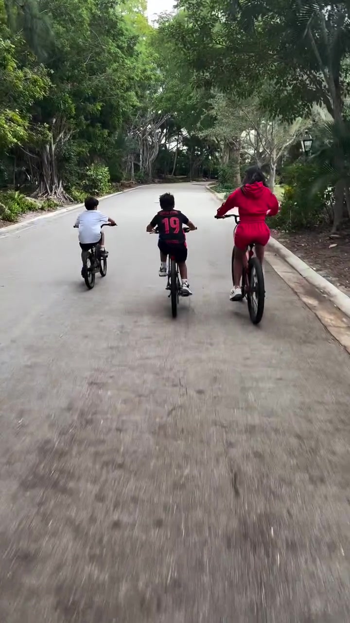 偶像!梅西与家人外出骑行,儿子马特奥身穿亚马尔19号球衣